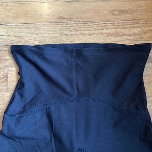 Spanx sz M black leggings 18” inseam great pre owned condition - Picture 2 of 4